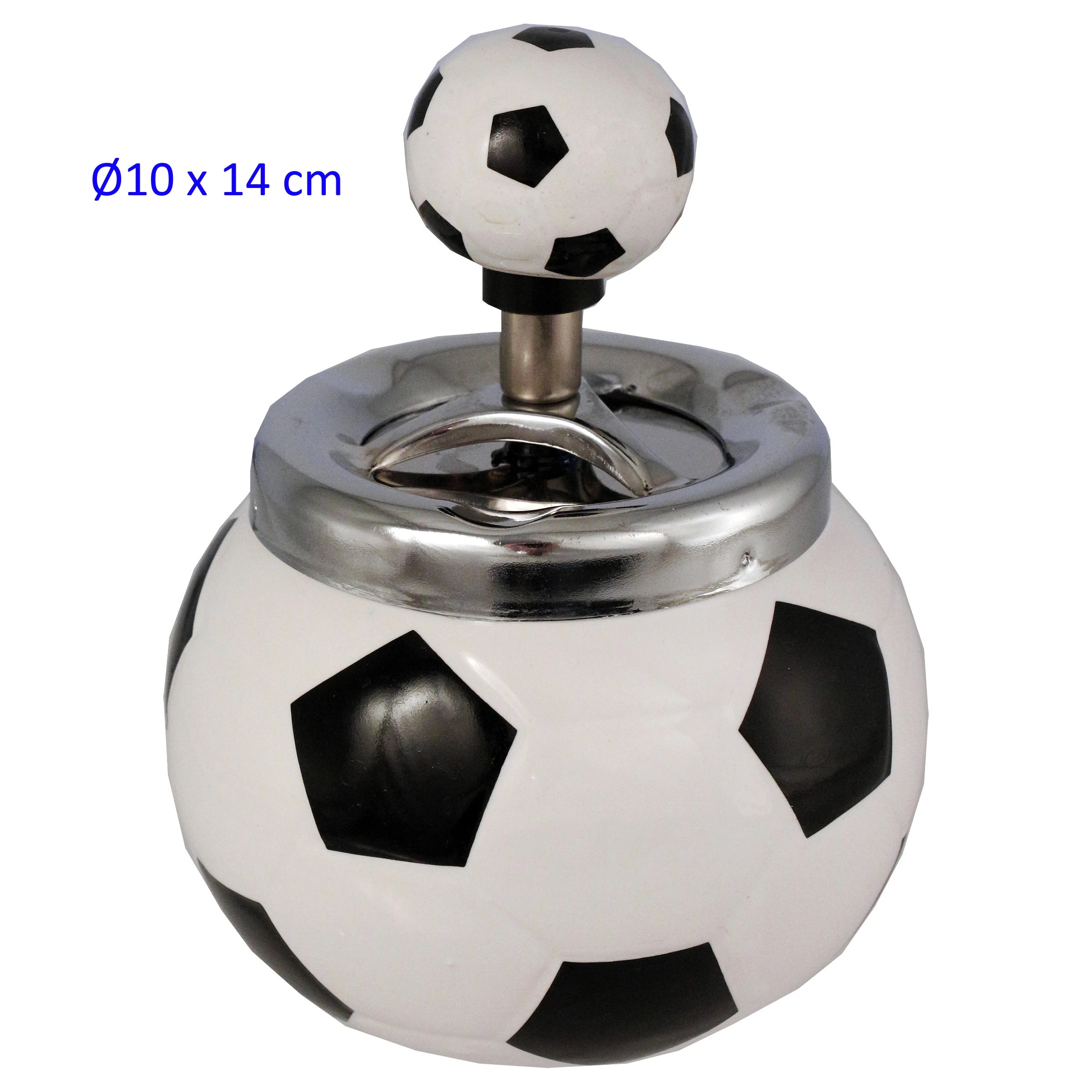 Cenicero de mesa con forma de balón de fútbol blanco y negro, tapa metálica brillante y pulsador rematado por un pequeño balón.