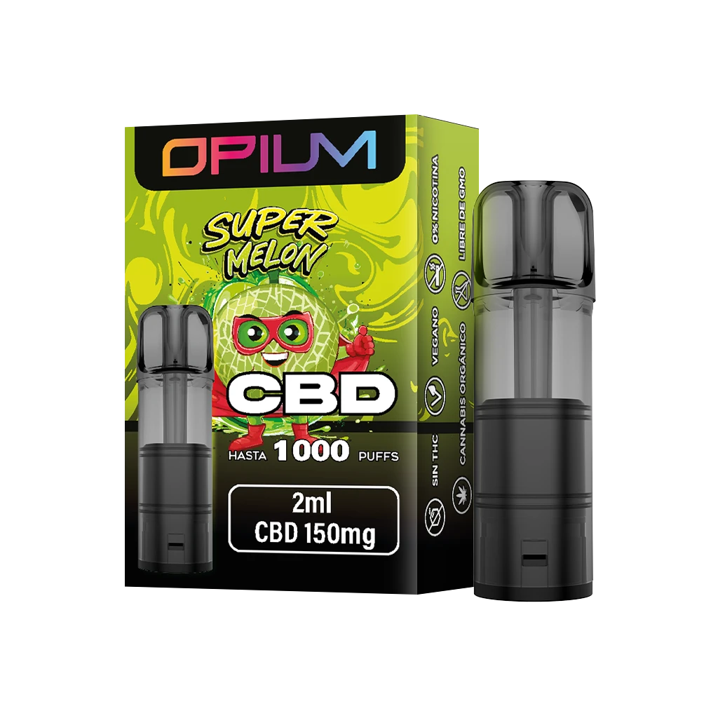 Cartucho Super Melon CBD de Opium con base negra y cuerpo translúcido junto a su caja verde, rotulada «2 ml» y «CBD 150 mg», sobre fondo negro.