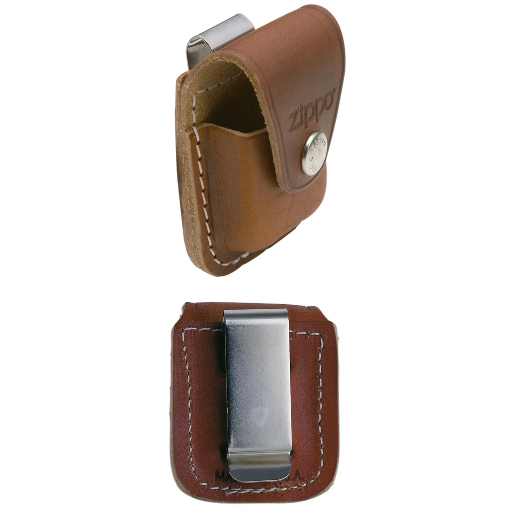 Funda marrón para mechero Zippo en vista frontal oblicua y trasera, con solapa, cierre de botón, costuras claras y clip metálico.