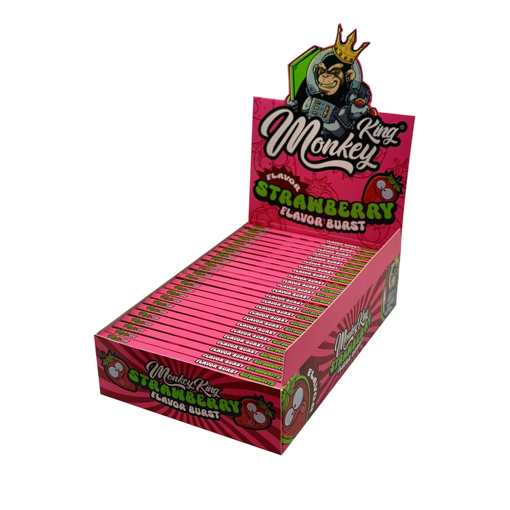 Expositor rosa de papel Monkey King Strawberry con varios librillos, dibujos de fresas y un mono coronado en el cartel superior.