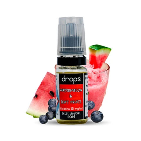 Frasco de Drops Bar Salts Watermelon Soft Fruits con etiqueta roja y negra, junto a sandía, arándanos y un vaso de bebida rosa.
