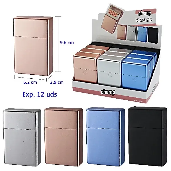 Selección de tabaqueras Champ con tapa en tonos cobre, plateado, azul y negro, junto a un expositor con varias unidades.
