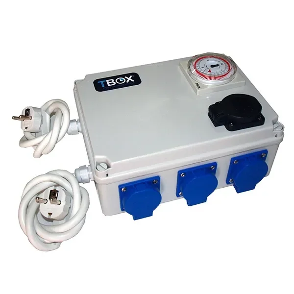 Temporizador TBOX 6H con caja gris, reloj circular superior, tomas azules con tapa y cables blancos con enchufes.