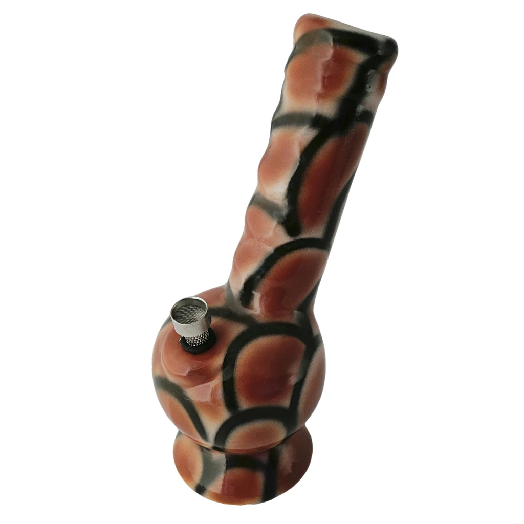 Pipa Chilum con cuerpo alargado, base redondeada y cazoleta lateral metálica, decorada con manchas marrones y líneas negras.