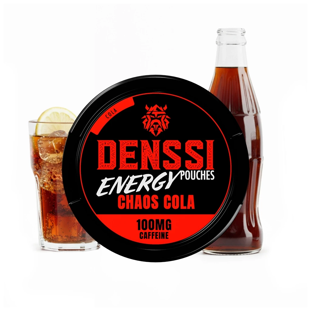 Envase circular negro y rojo Denssi Energy Pouches Chaos Cola, rotulado 100 mg de cafeína, ante una botella y un vaso de cola.