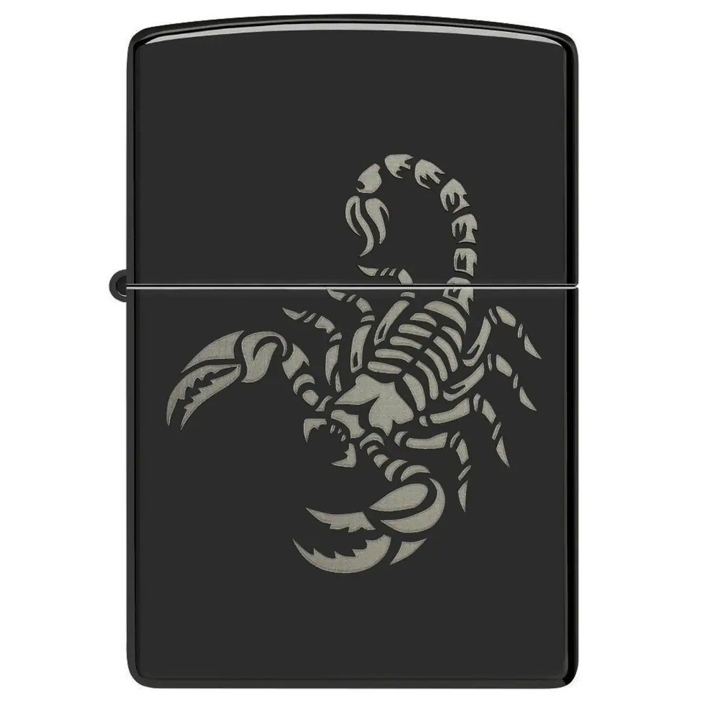 Encendedor Zippo Scorpion Design negro, cerrado y visto de frente, con un gran escorpión gris que abarca el cuerpo y la tapa.