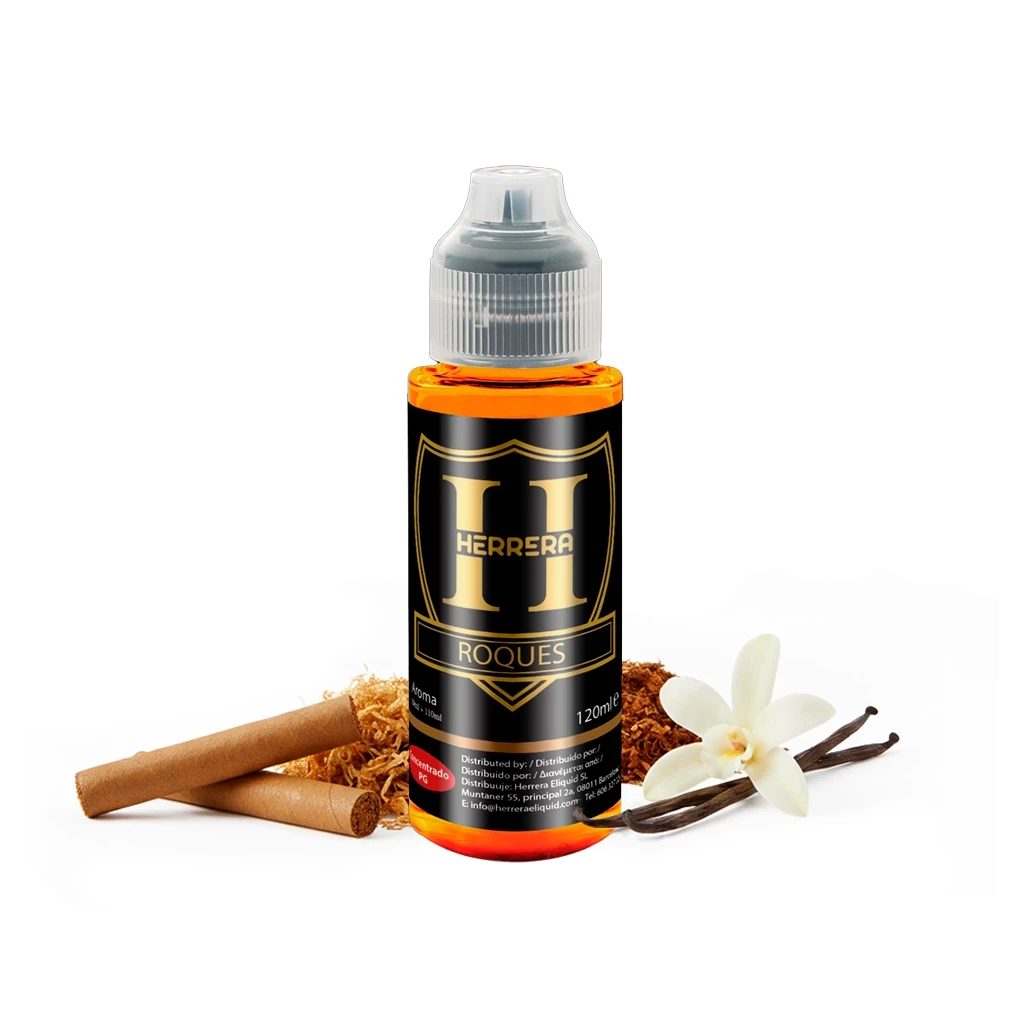 Frasco Herrera Roques con líquido ámbar, tapón transparente y etiqueta negra y dorada, junto a cigarros, tabaco y una flor con vainas.