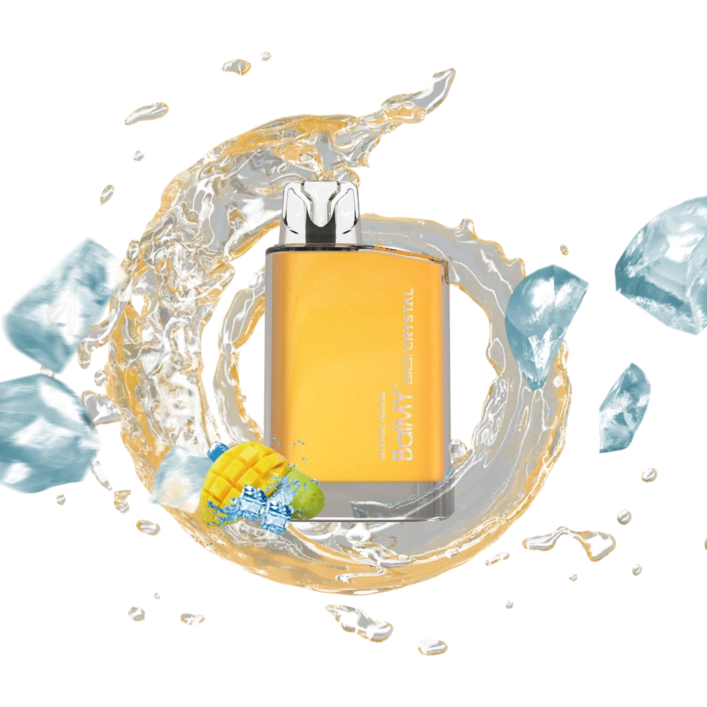 Vapeador BalMY GO Crystal Triple Mango de cuerpo amarillo y boquilla plateada, rodeado de una salpicadura, hielo y mango sobre fondo negro.