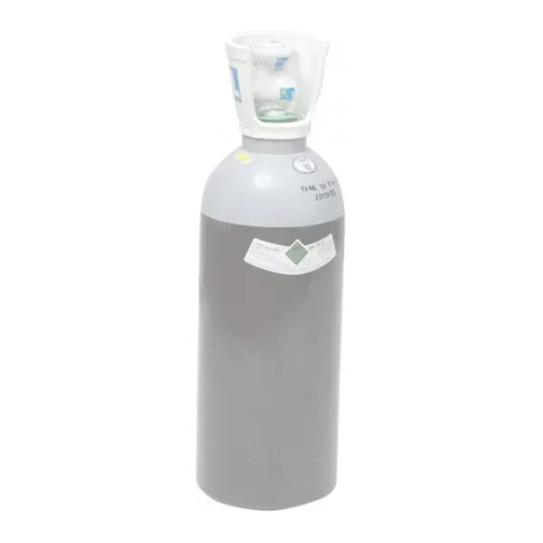 Bombona de CO2 gris, en posición vertical, con etiqueta frontal y protector blanco alrededor de la válvula sobre fondo blanco. Bombona de CO2 gris, en posición vertical, con etiqueta frontal y protector blanco alrededor de la válvula sobre fondo blanco.