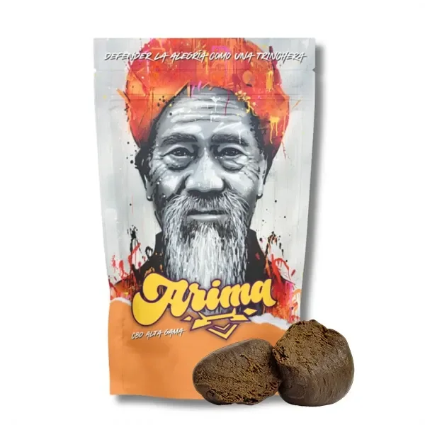 Envase de CBD Arima Hash Nepali con retrato de un hombre con barba y turbante naranja, junto a piezas marrones con el interior visible.