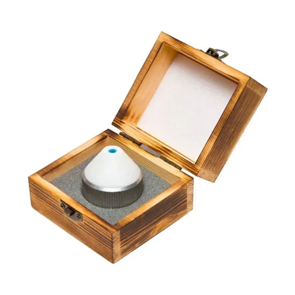Boquilla de gas del extractor BHO Roller, blanca y cónica con orificio azul y base metálica, en una caja de madera abierta con interior acolchado.