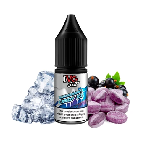 Frasco de IVG Salts Blackcurrant Candy Ice con tapón negro, rodeado de cubitos de hielo, caramelos morados y grosellas negras.