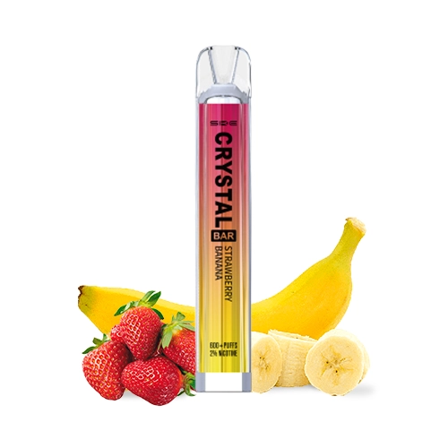 Vaper SKE Crystal Bar Strawberry Banana en posición vertical, con cuerpo rosa y amarillo y boquilla transparente, rodeado de fresas y plátano. Vaper SKE Crystal Bar Strawberry Banana en posición vertical, con cuerpo rosa y amarillo y boquilla transparente, rodeado de fresas y plátano.