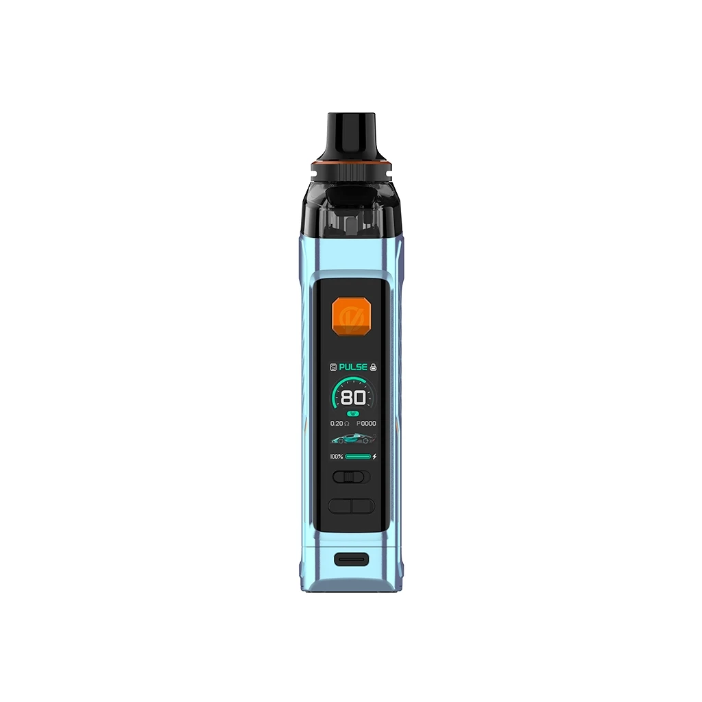 Vaper de cuerpo azul claro, depósito y boquilla negros, botón naranja y pantalla frontal que muestra 80, con puerto USB en la base. Vaper de cuerpo azul claro, depósito y boquilla negros, botón naranja y pantalla frontal que muestra 80, con puerto USB en la base.