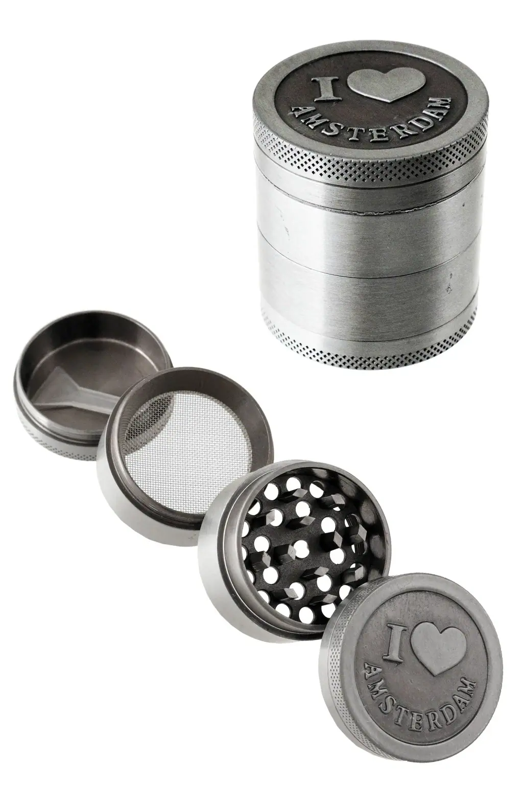Grinder metálico gris I Amsterdam, cerrado y desmontado, con dientes, tamiz y pequeña espátula sobre fondo blanco.