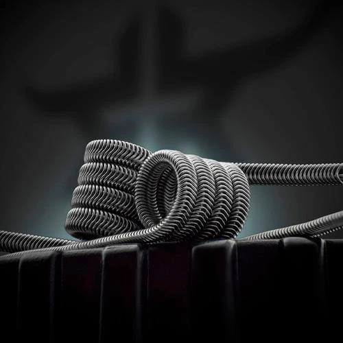 Resistencias Requiem Single Coil 0,26 Ω con alambre enrollado y extremos alargados, en primer plano sobre una base oscura.