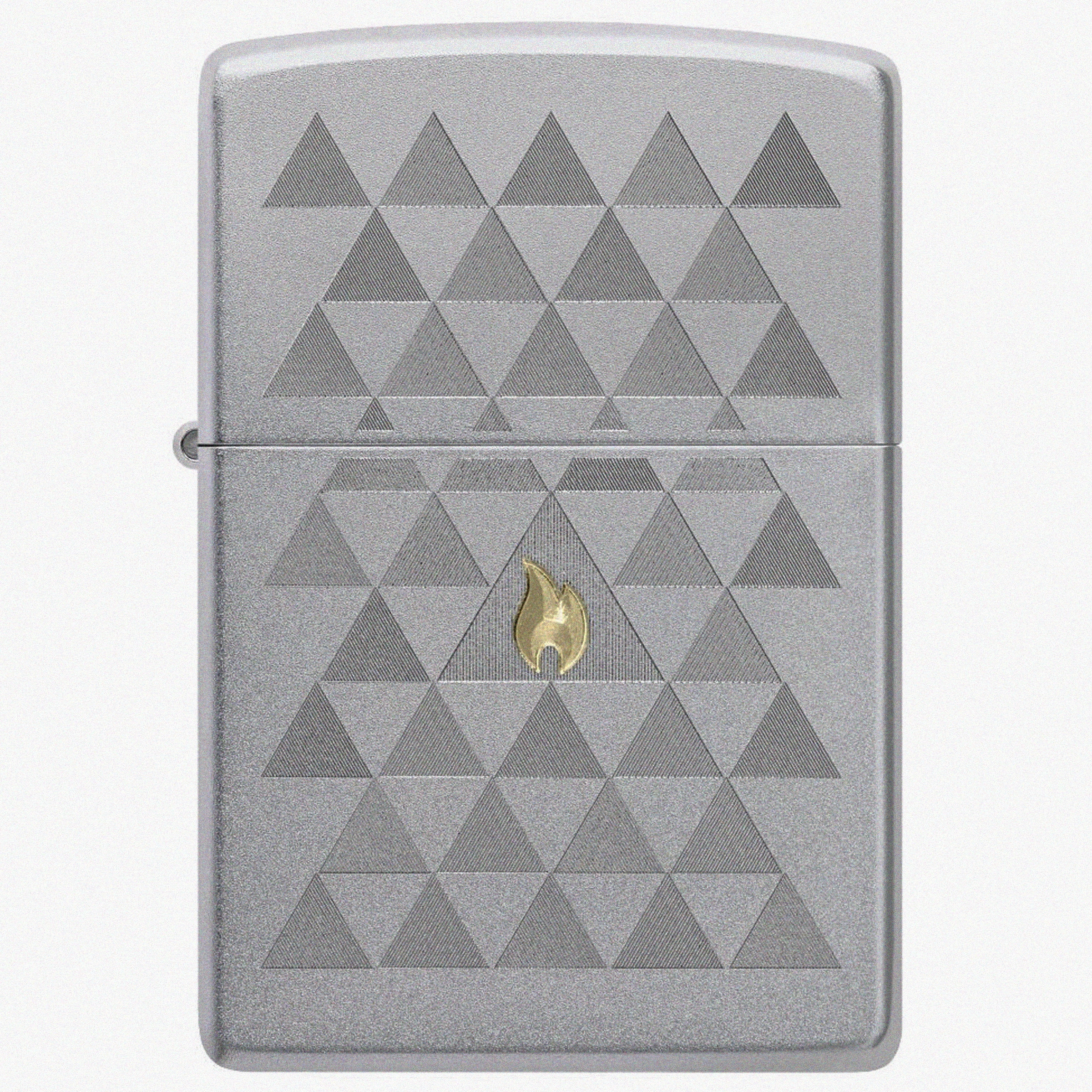 Encendedor Zippo 205 cerrado, de acabado plateado, con patrón de triángulos grises y un pequeño emblema dorado de llama en el centro.