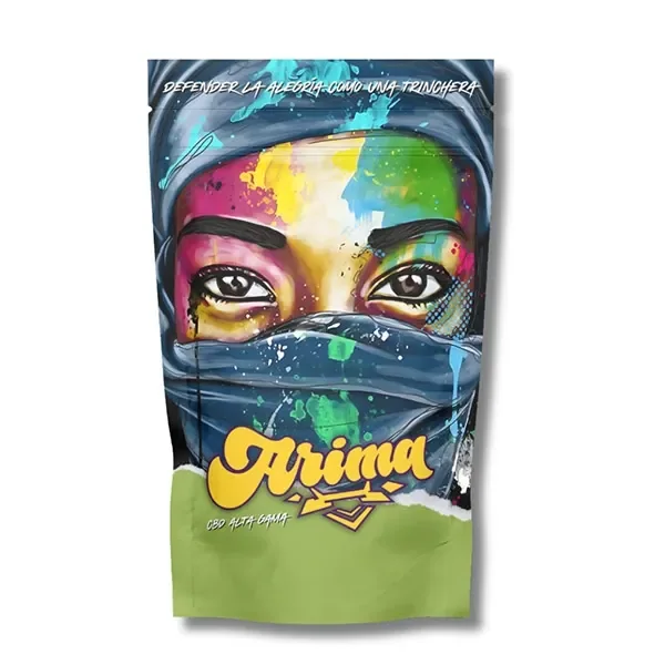 Bolsa de Arima Small Buds con un rostro multicolor parcialmente cubierto por un pañuelo azul y el logotipo amarillo.