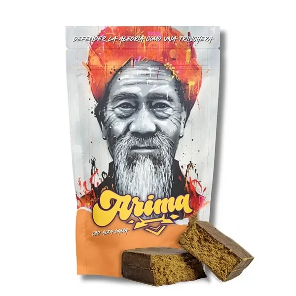Bolsa de Arima Hash 3X Filter con retrato de un hombre barbudo y tocado naranja, junto a bloques marrones de interior dorado.