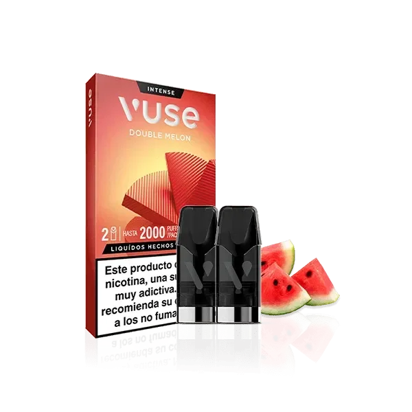 Pods Vuse Double Melon negros junto a su caja roja y varias porciones de sandía, sobre fondo negro con reflejo.