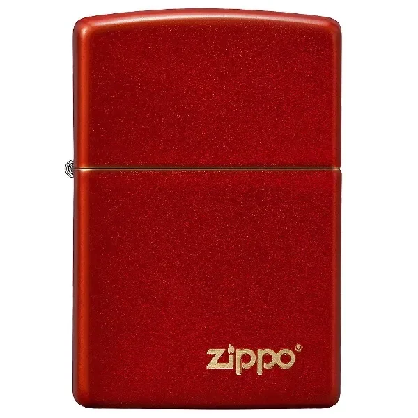 Encendedor Zippo Metallic Red cerrado, visto de frente, con acabado rojo brillante y logotipo dorado en la parte inferior.