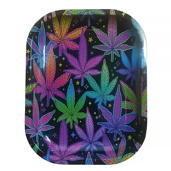 Bandeja rectangular de esquinas redondeadas, con fondo negro y estampado de hojas de cannabis multicolores y pequeñas estrellas.