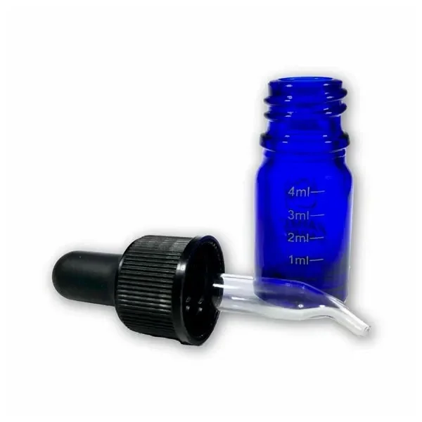 Frasco azul abierto con graduación de 1 a 4 ml y cuentagotas separado, con tapón negro y pipeta transparente de punta curvada.