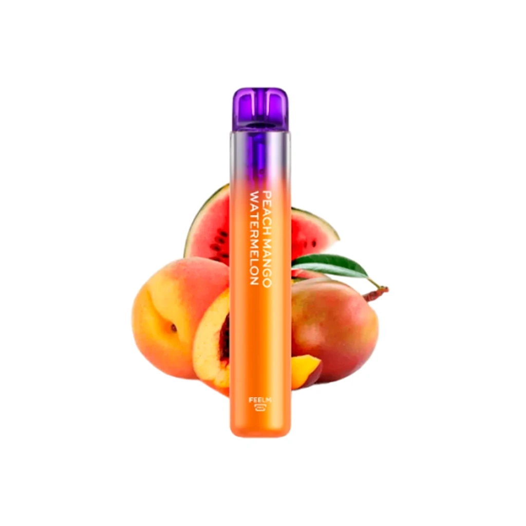 Vaper Vozol Peach Mango Watermelon con cuerpo naranja y boquilla morada, delante de melocotón, mango y sandía sobre fondo blanco. Vaper Vozol Peach Mango Watermelon con cuerpo naranja y boquilla morada, delante de melocotón, mango y sandía sobre fondo blanco.