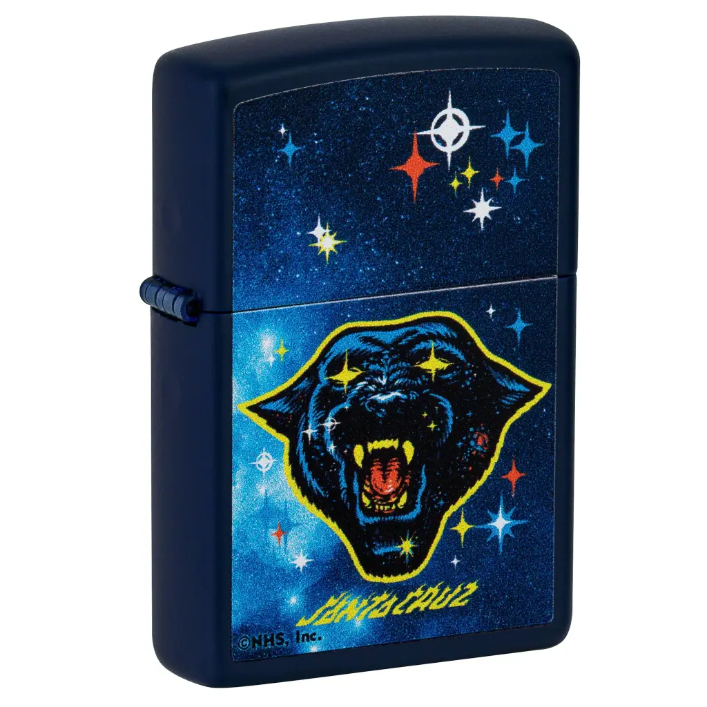 Encendedor Zippo Santa Cruz cerrado, azul oscuro, decorado con una pantera de boca abierta y estrellas de colores.