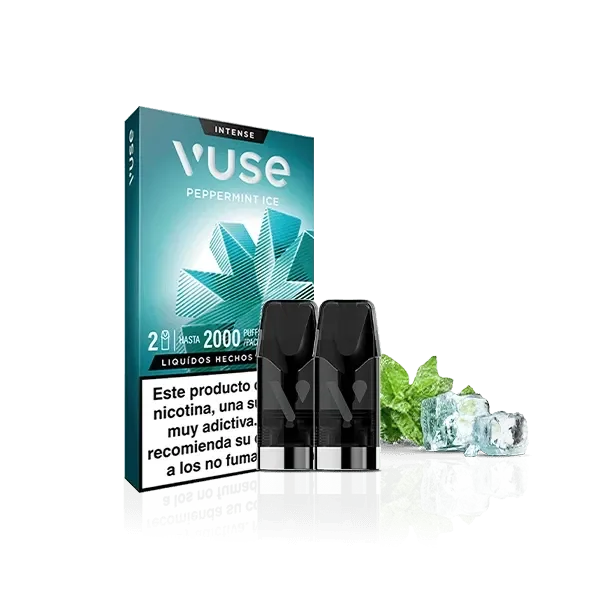 Pods negros Vuse delante de su caja turquesa Peppermint Ice, junto a hojas de menta y cubitos de hielo sobre fondo negro.