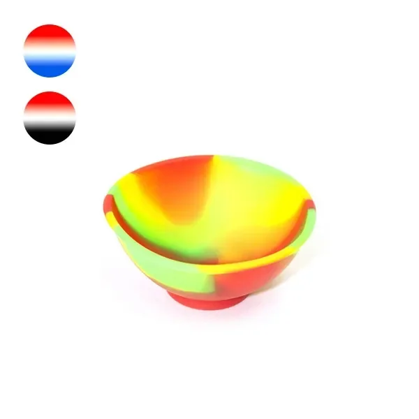 Cuenco de silicona con zonas amarillas, verdes y rojas sobre fondo blanco; a la izquierda aparecen muestras de otras combinaciones de color.