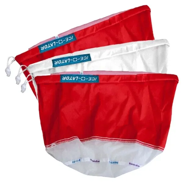 Bolsas Ice-O-Lator rojas y blancas superpuestas, con cordones de cierre, etiquetas azules y una zona de malla blanca visible en primer plano. Bolsas Ice-O-Lator rojas y blancas superpuestas, con cordones de cierre, etiquetas azules y una zona de malla blanca visible en primer plano.
