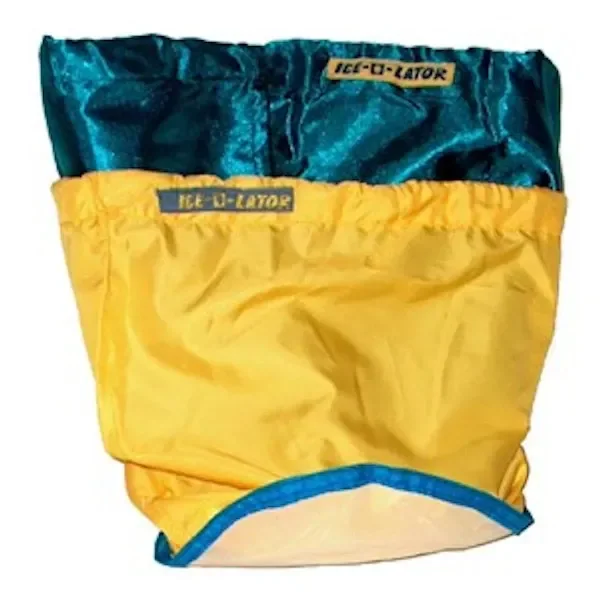 Bolsas Ice-O-Lator amarilla y azul superpuestas, con etiquetas de la marca y una zona de malla clara en la base delantera. Bolsas Ice-O-Lator amarilla y azul superpuestas, con etiquetas de la marca y una zona de malla clara en la base delantera.