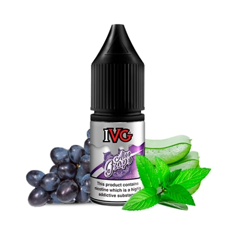Frasco IVG Salts Aloe Grape con tapón negro y etiqueta plateada y morada, rodeado de uvas oscuras, trozos de aloe y hojas verdes.