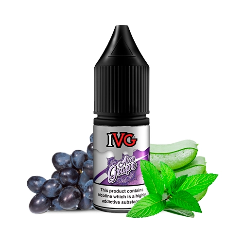 Frasco IVG Salts Aloe Grape con tapón negro y etiqueta plateada y morada, rodeado de uvas oscuras, trozos de aloe y hojas verdes.