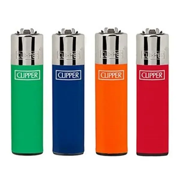 Mecheros Clipper Classic Pocket alineados sobre fondo blanco, con cuerpos verde, azul, naranja y rojo y cabezales plateados.
