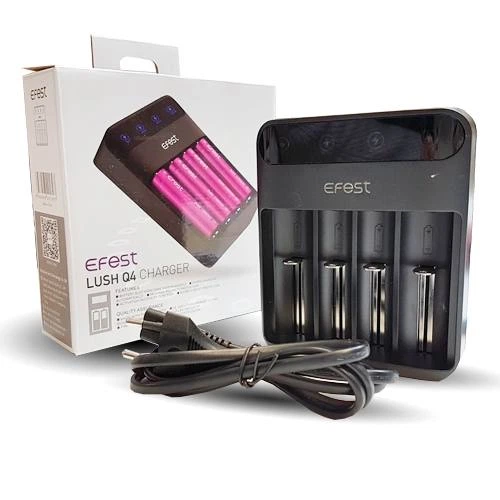 Cargador negro Efest Lush Q4 con cuatro ranuras vacías para baterías, acompañado de su caja y cable de alimentación sobre fondo blanco. Cargador negro Efest Lush Q4 con cuatro ranuras vacías para baterías, acompañado de su caja y cable de alimentación sobre fondo blanco.