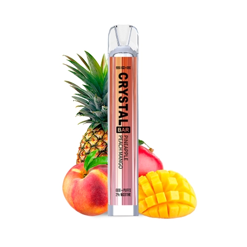Vaper SKE Crystal Bar Pineapple Peach Mango con cuerpo rosado y boquilla transparente, rodeado de piña, melocotón y mango. Vaper SKE Crystal Bar Pineapple Peach Mango con cuerpo rosado y boquilla transparente, rodeado de piña, melocotón y mango.
