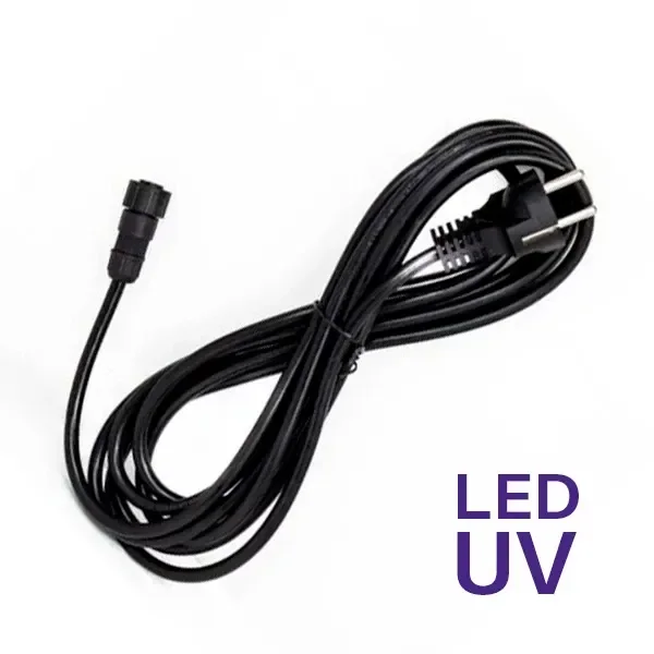 Cable negro de alimentación Lumatek LED UV enrollado, con enchufe de dos clavijas y conector cilíndrico sobre fondo blanco.