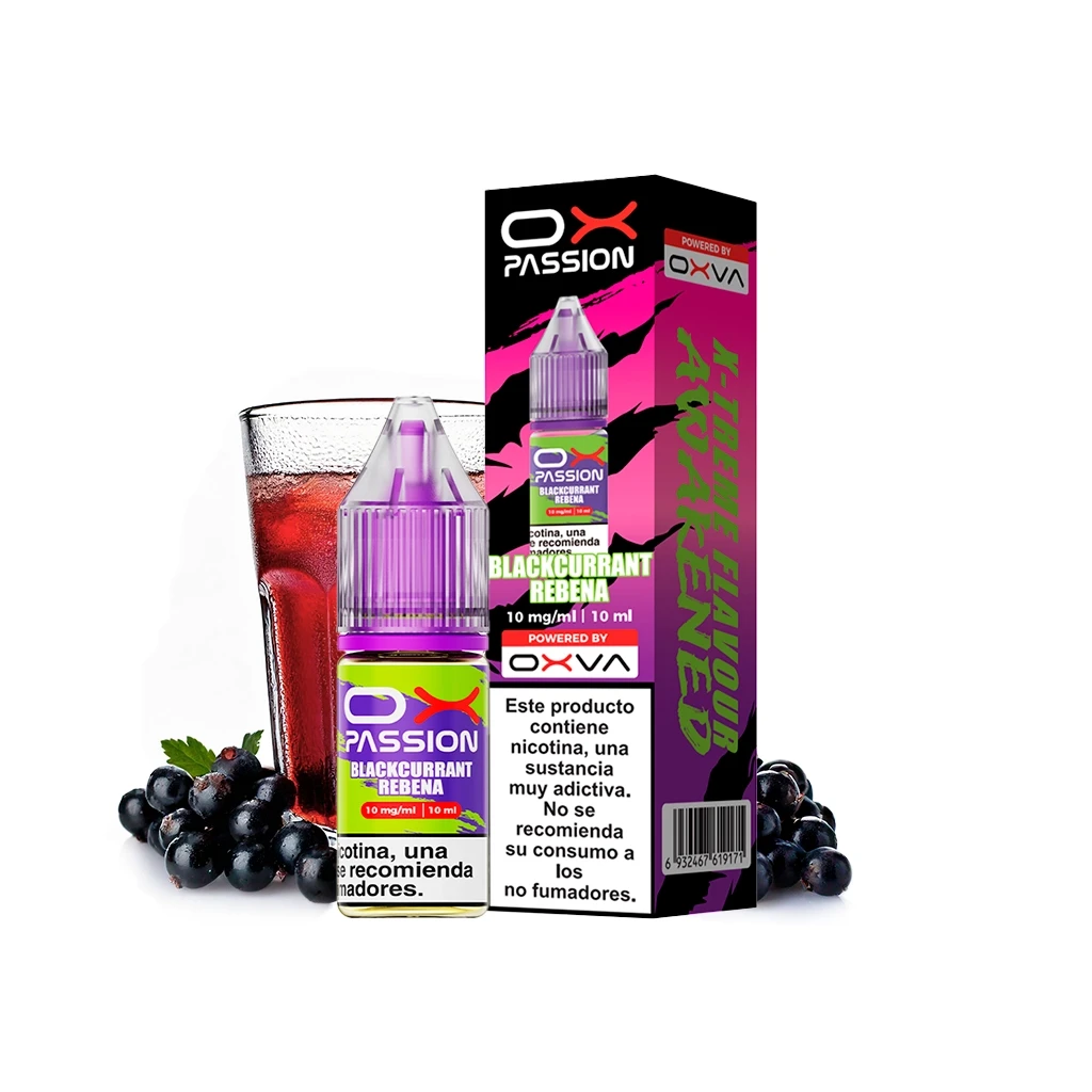 Frasco y caja Ox Passion Blackcurrant Rebena de 10 ml y 10 mg/ml, junto a grosellas negras y un vaso con bebida roja.