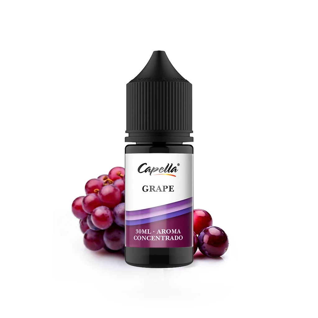 Frasco de Capella Grape Aroma 30 ml con tapón negro y etiqueta blanca y morada, acompañado de uvas sobre fondo blanco.