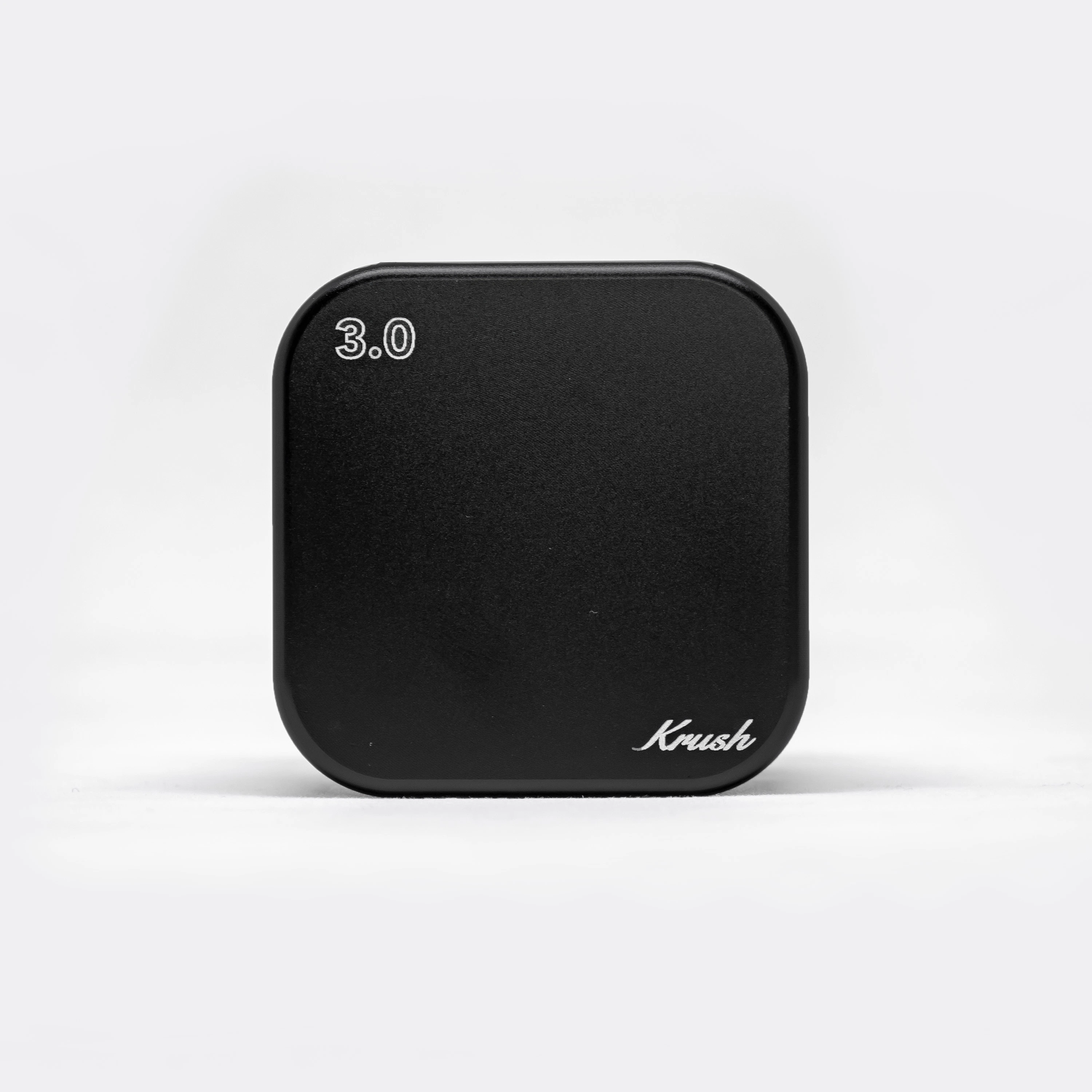 Grinder Krush Black Kube negro, visto de frente, con forma cuadrada de esquinas redondeadas y las marcas 3.0 y Krush.