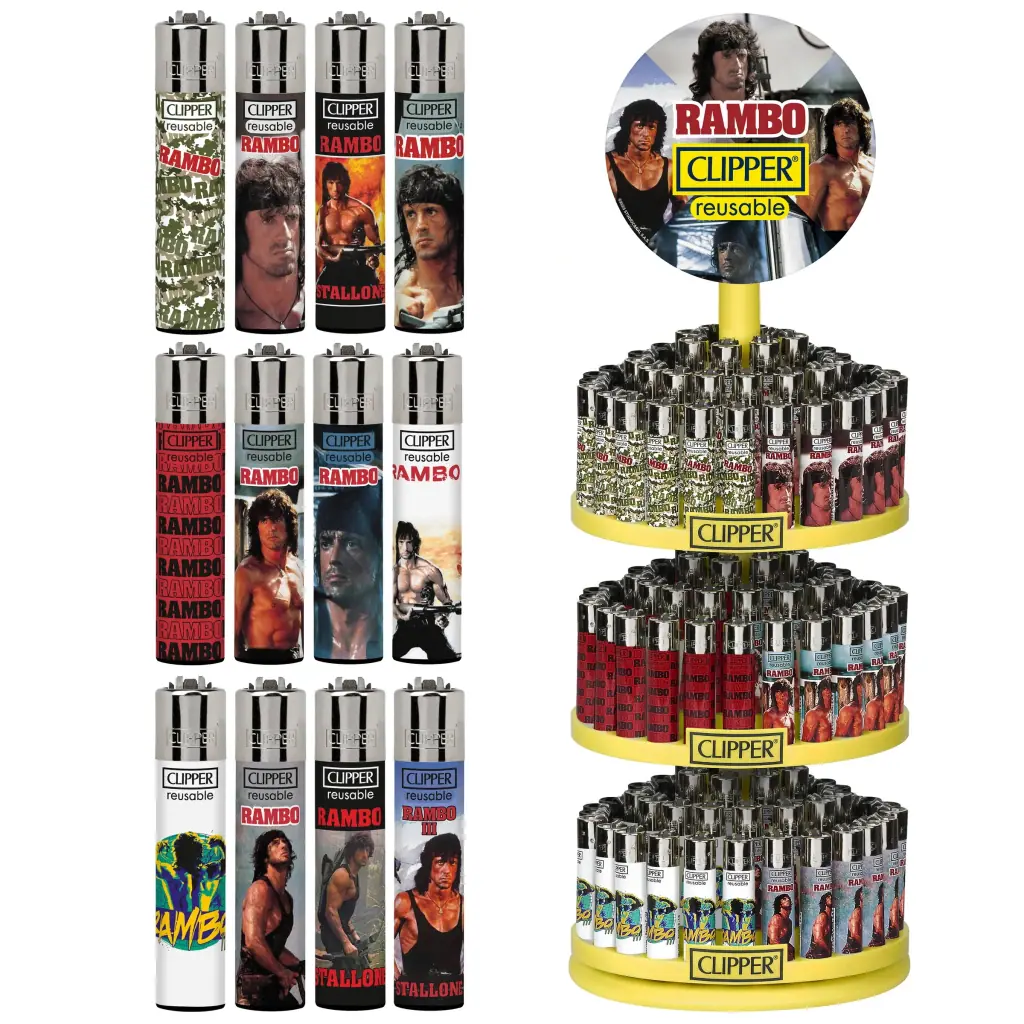 Selección de encendedores Clipper con distintos diseños de Rambo, junto a un carrusel amarillo de tres niveles lleno de unidades.