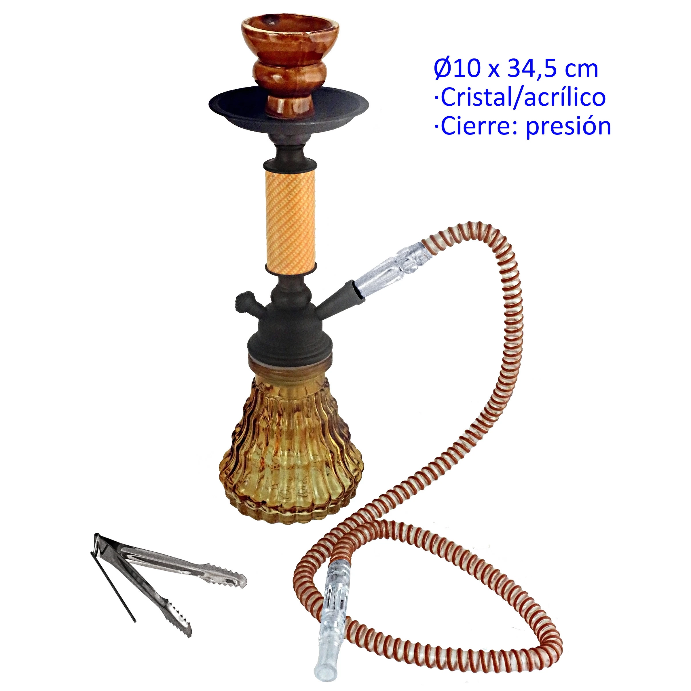 Shisha con base ámbar acanalada, cuerpo negro y dorado, cazoleta marrón y manguera enrollada, junto a unas pinzas sobre fondo blanco.