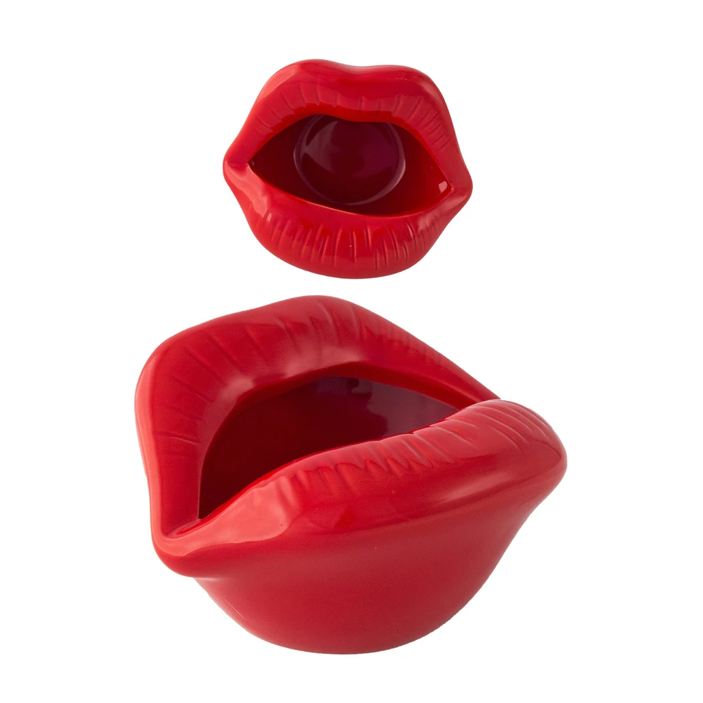 Cenicero rojo brillante con forma de boca abierta y labios en relieve, mostrado desde arriba y en perspectiva sobre fondo blanco.