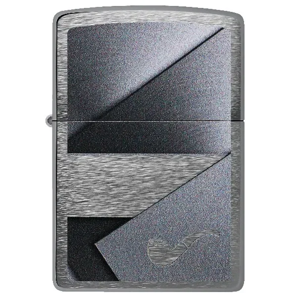 Encendedor Zippo cerrado, visto de frente, con acabado plateado, formas geométricas grises y negras y una pequeña silueta de pipa.