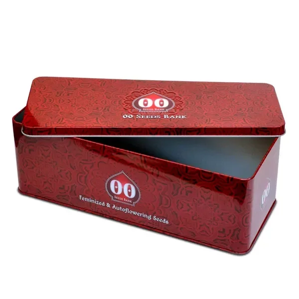 Caja rectangular roja de 00 Seeds Bank con motivos decorativos, tapa entreabierta e interior gris visible sobre fondo blanco.