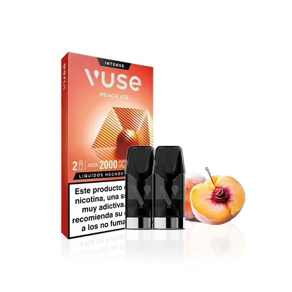 Pods negros Vuse junto a su caja naranja Peach Ice y un melocotón cortado, sobre fondo negro con reflejo.