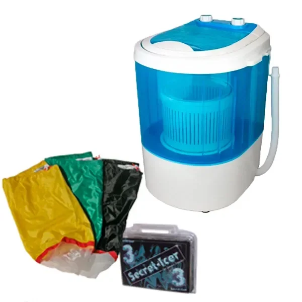 Lavadora Secret Smoke blanca y azul con cesta visible, junto a mallas de distintos colores y un estuche rotulado Secret Icer. Lavadora Secret Smoke blanca y azul con cesta visible, junto a mallas de distintos colores y un estuche rotulado Secret Icer.
