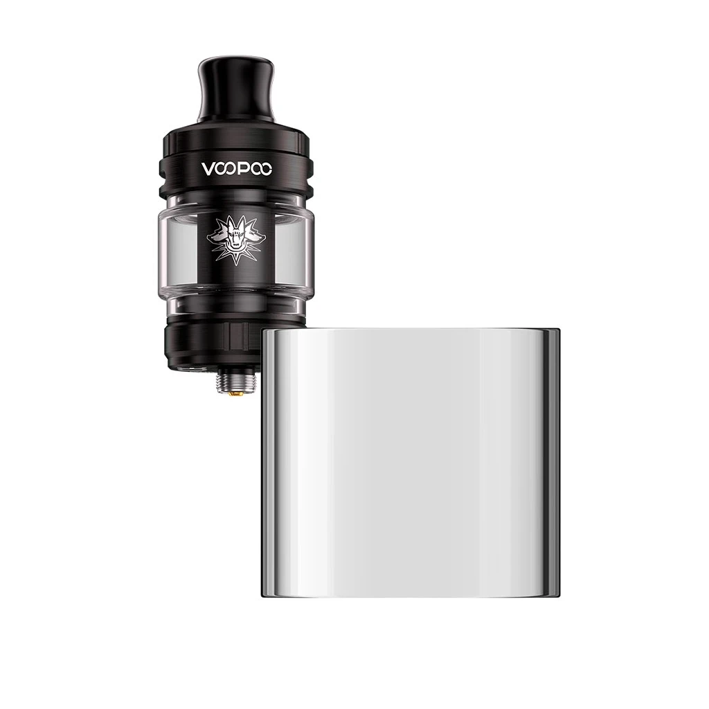 Depósito Voopoo UFORCE-X Nano negro con boquilla y sección transparente, junto a una pieza cilíndrica de acabado plateado. Depósito Voopoo UFORCE-X Nano negro con boquilla y sección transparente, junto a una pieza cilíndrica de acabado plateado.